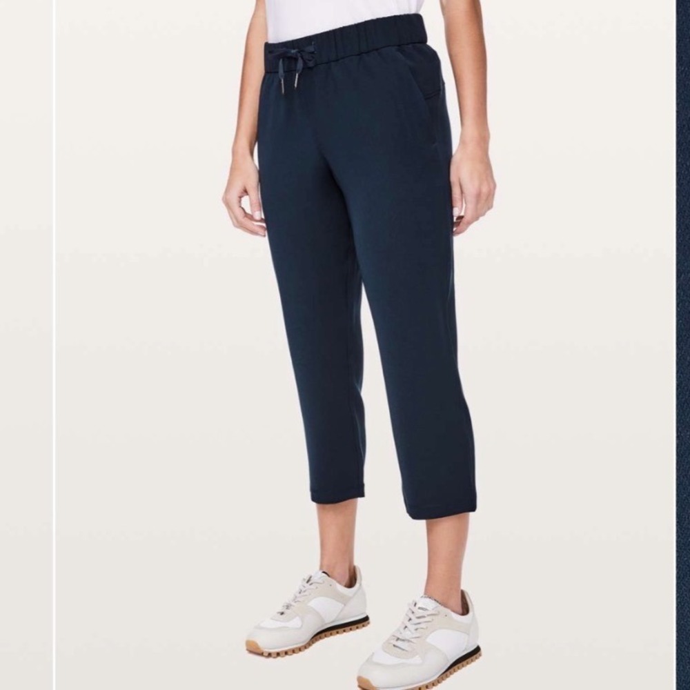 LULULEMON On The Fly Crop Woven 23" In
True‎ Navy Size 10